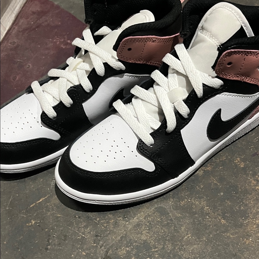 Nike air Jordan mid GS  size 3Y Women's Sneakers Black White Pink